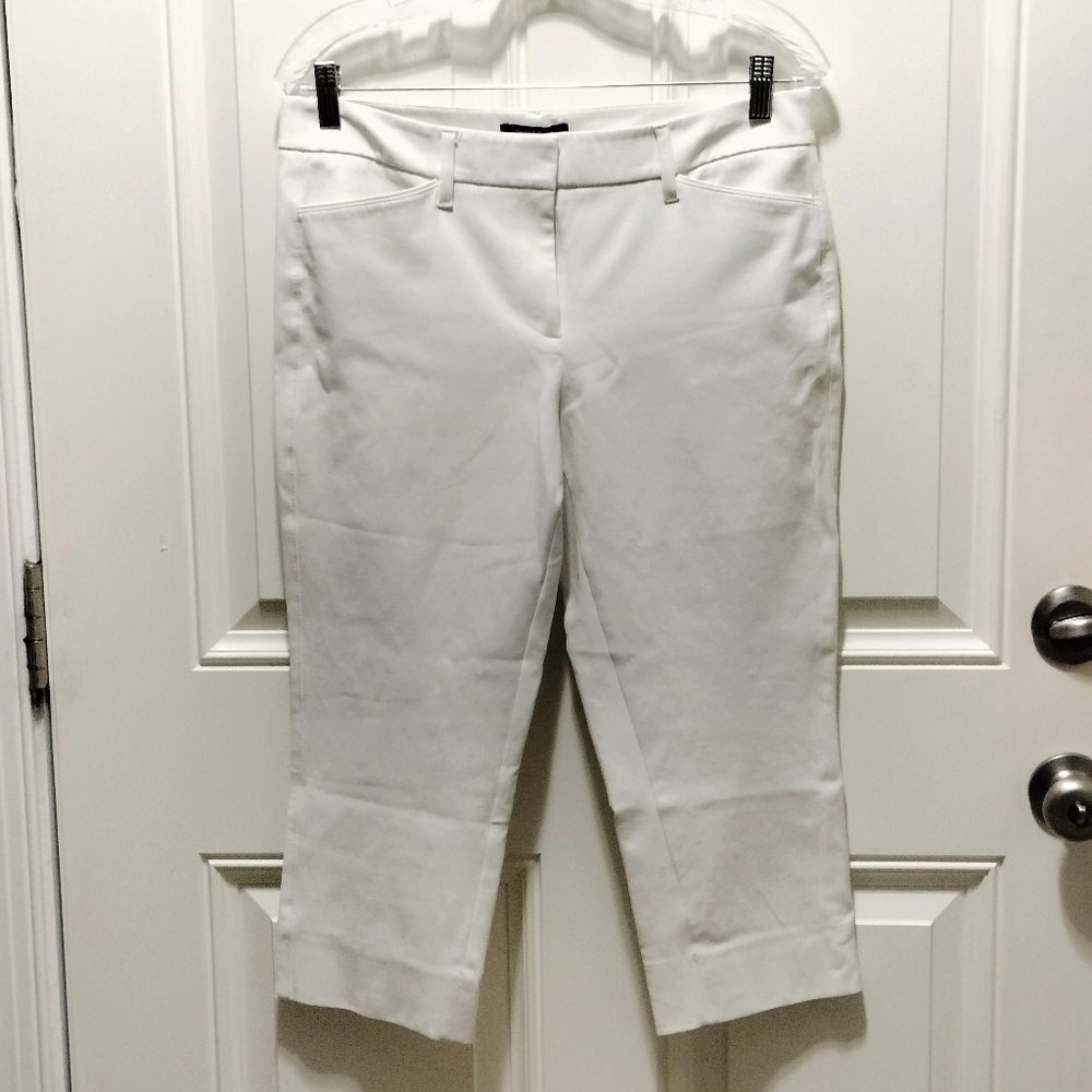 White House Black Market White Capris with Straight Leg Design